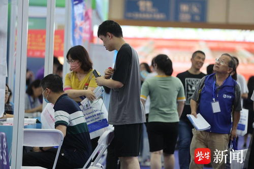 扬子晚报高招咨询会火爆开启 百所热门高校招生专家现场指导志愿填报,26日 27日全天服务考生